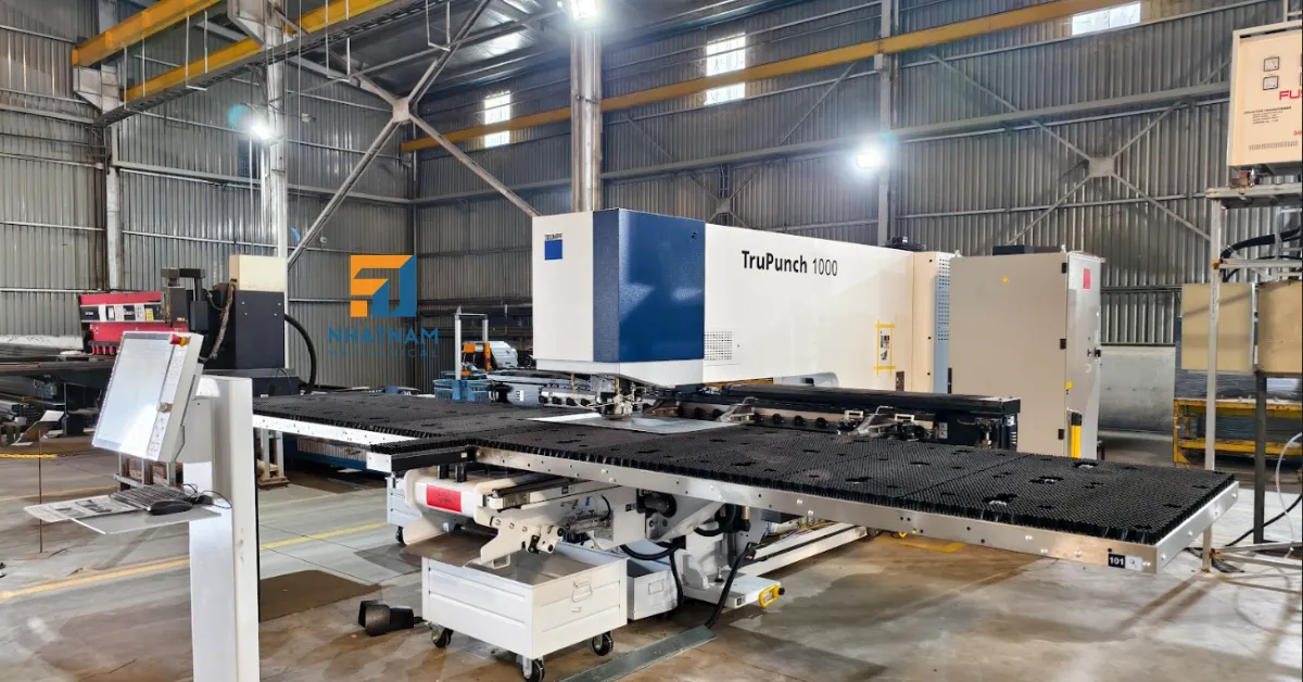 Máy đột dập tấm kim loại CNC giúp nâng cao hiệu quả sản xuất như thế nào?